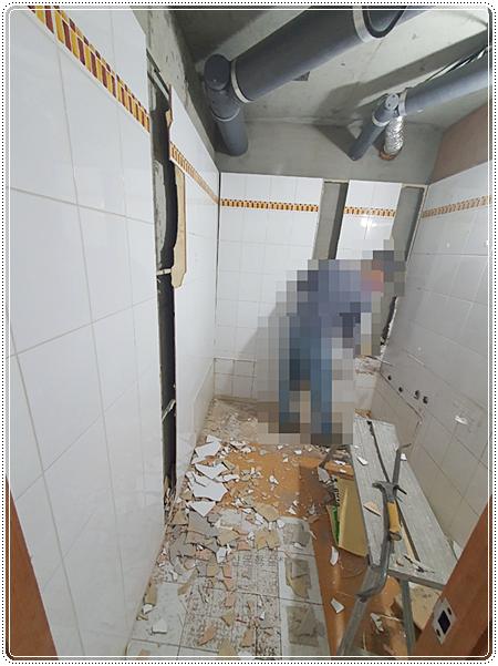 벽 타일과 설비 일부가 노출된 철거 과정