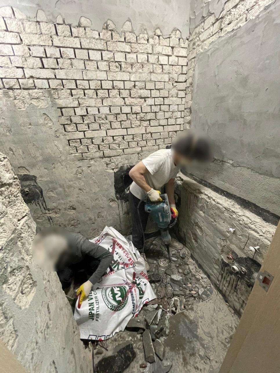 기존 구조물을 제거하며 진행된 철거 공사 과정