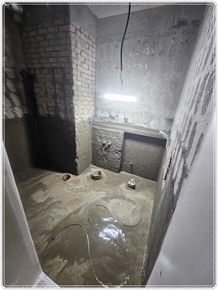 전선과 파이프가 노출된 방수 공사 전 단계의 공간