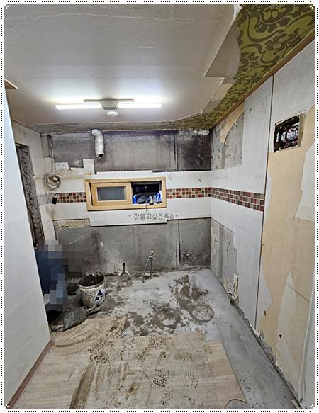 배관과 전기 박스가 노출된 주방 벽면 작업 과정