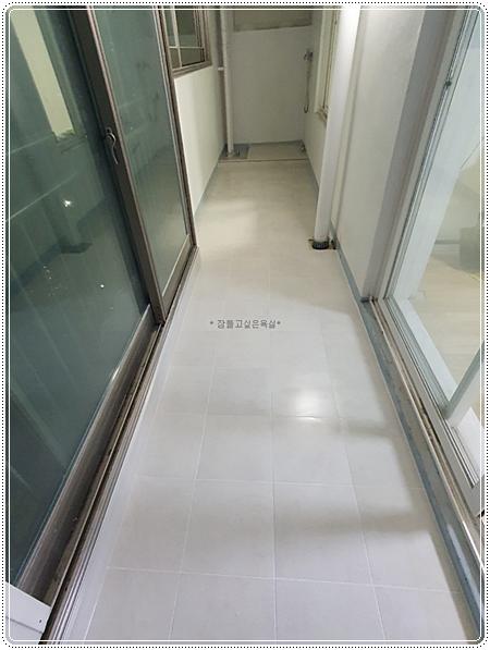 슬라이딩 도어가 설치된 타일 바닥의 복도 공간