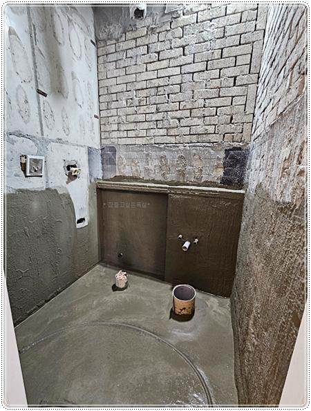 전기 박스와 배관 구멍이 보이는 벽면 상태