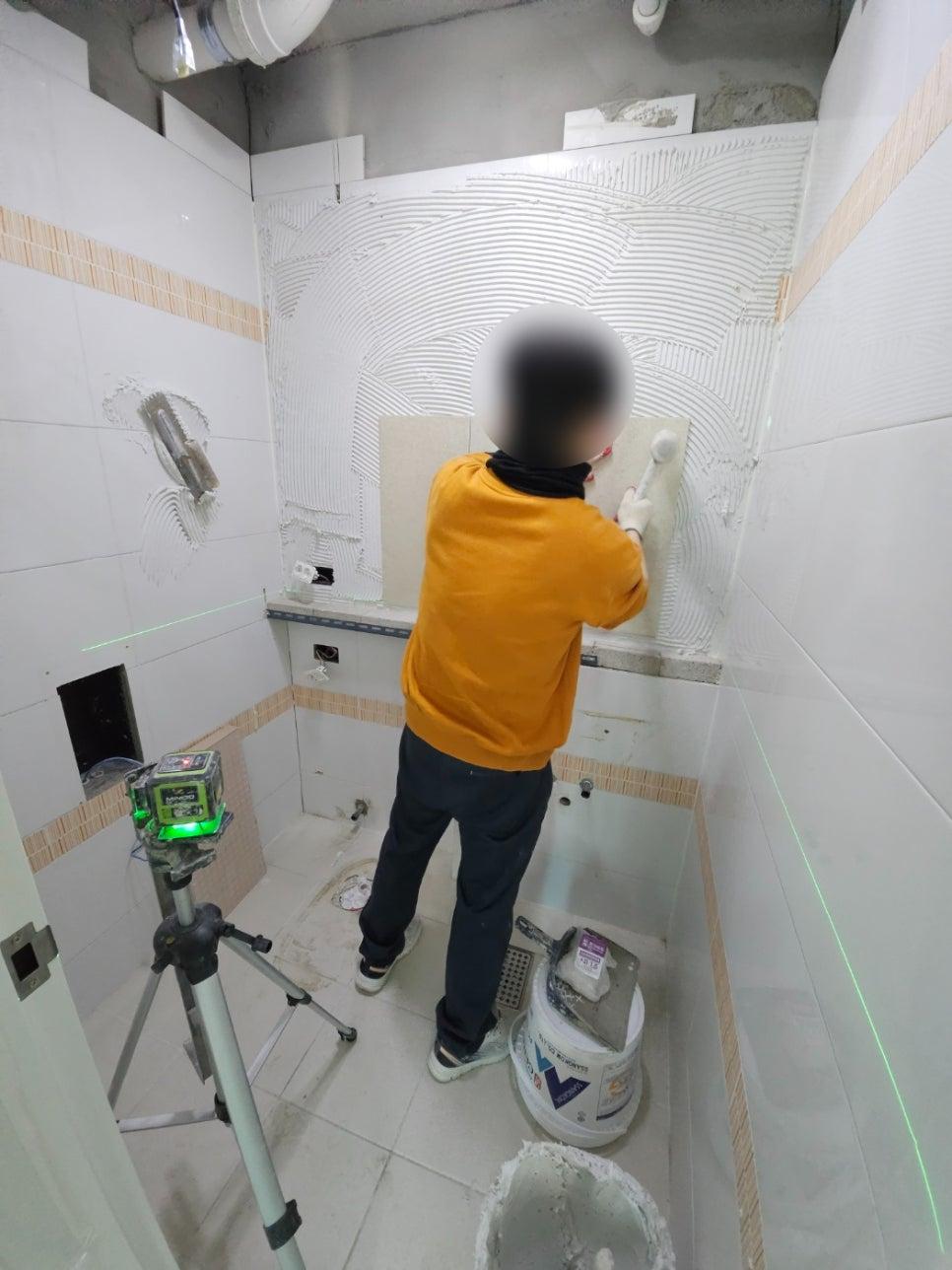 세로 방향으로 부착되고 있는 벽 타일