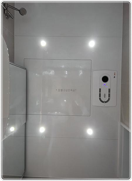 타일 시공과 메지 작업이 완료된 욕실 전경