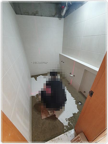 벽 타일 부착 작업 중인 모습