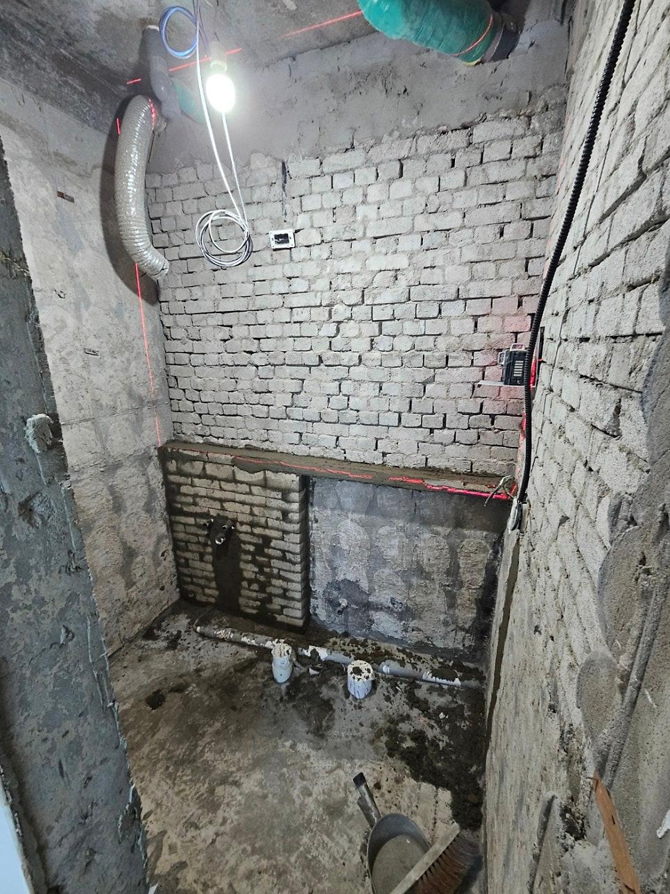 새로운 공간을 만들기 위한 거친 공사 현장