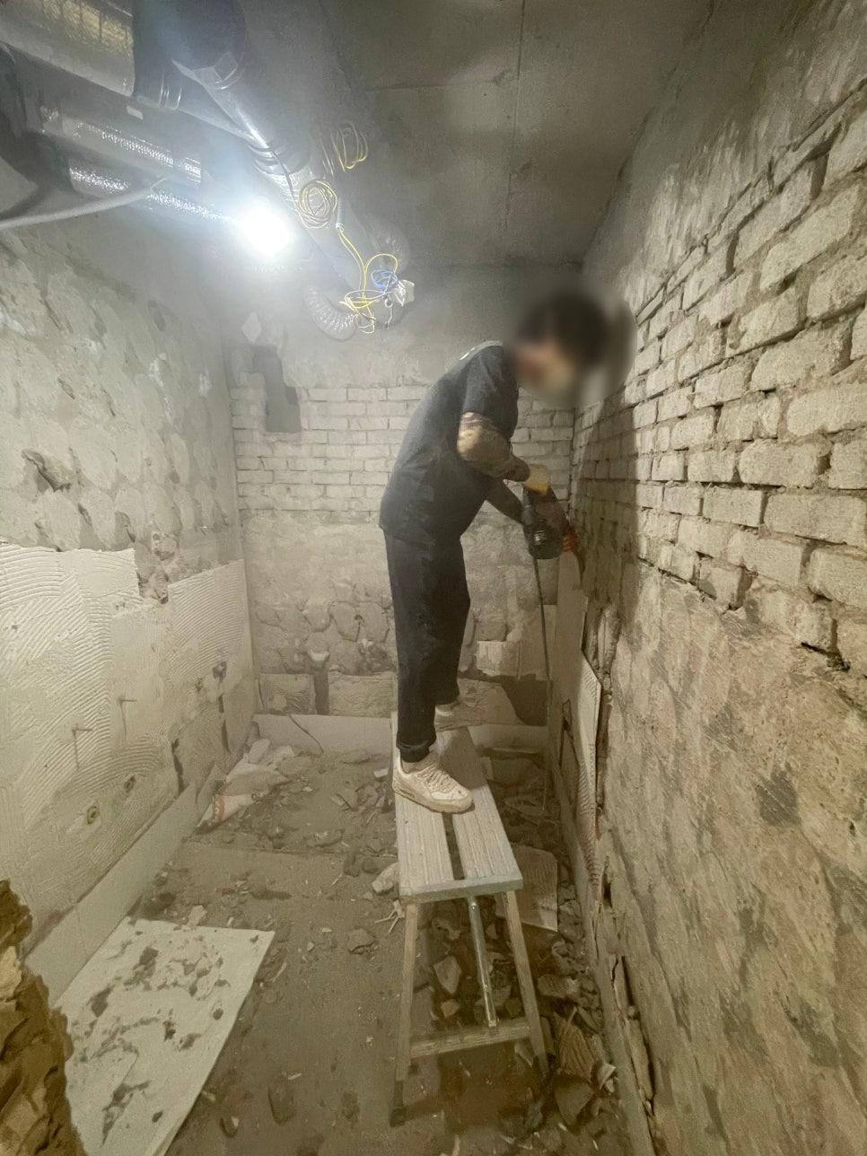 배관이 노출된 철거 후의 실내 공간