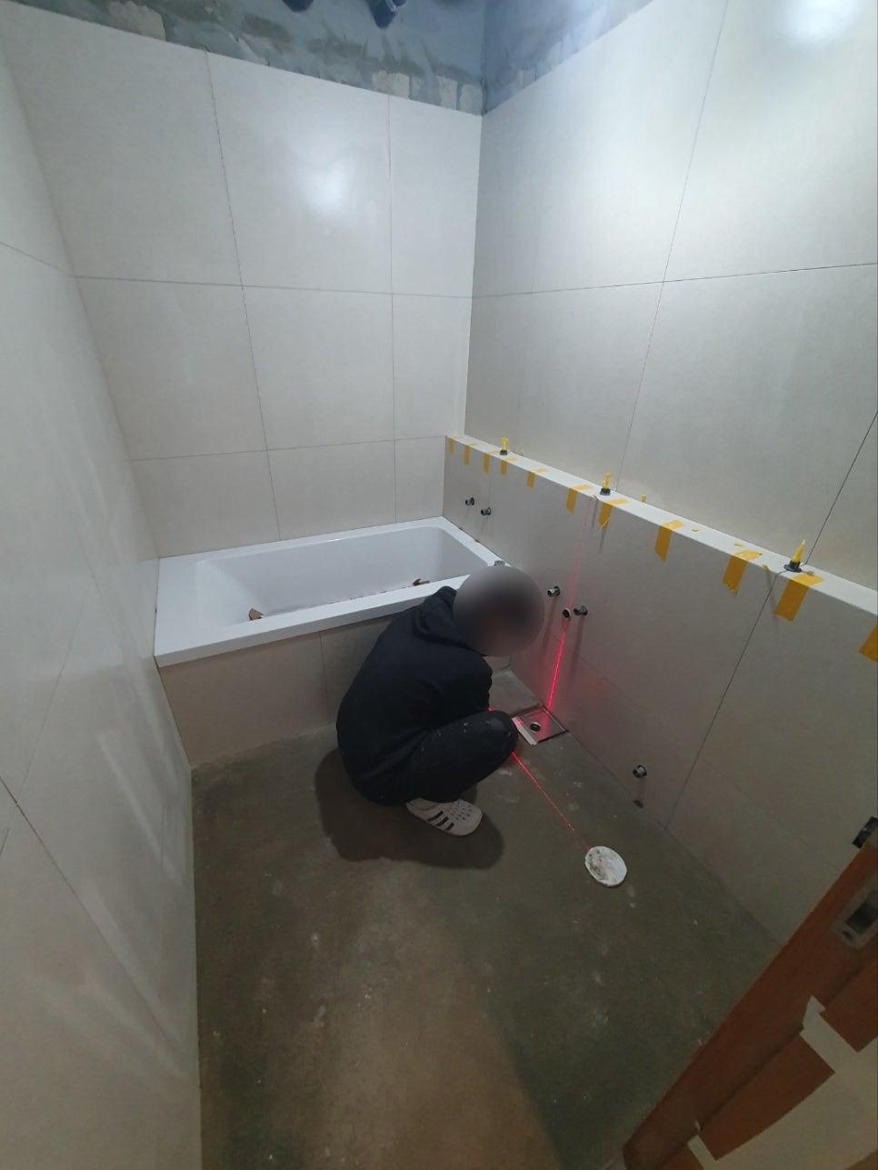 욕조가 배치된 시공 중인 욕실