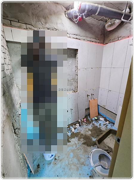 시공 도구와 수공구가 놓인 작업 장면