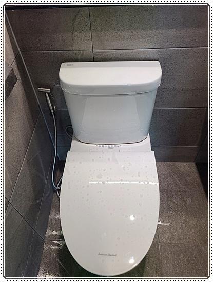 양변기와 함께 설치된 청소건