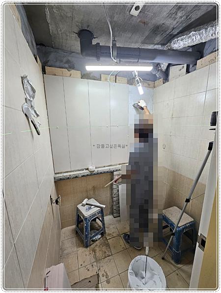 줄눈이 보이는 벽 타일 시공 장면
