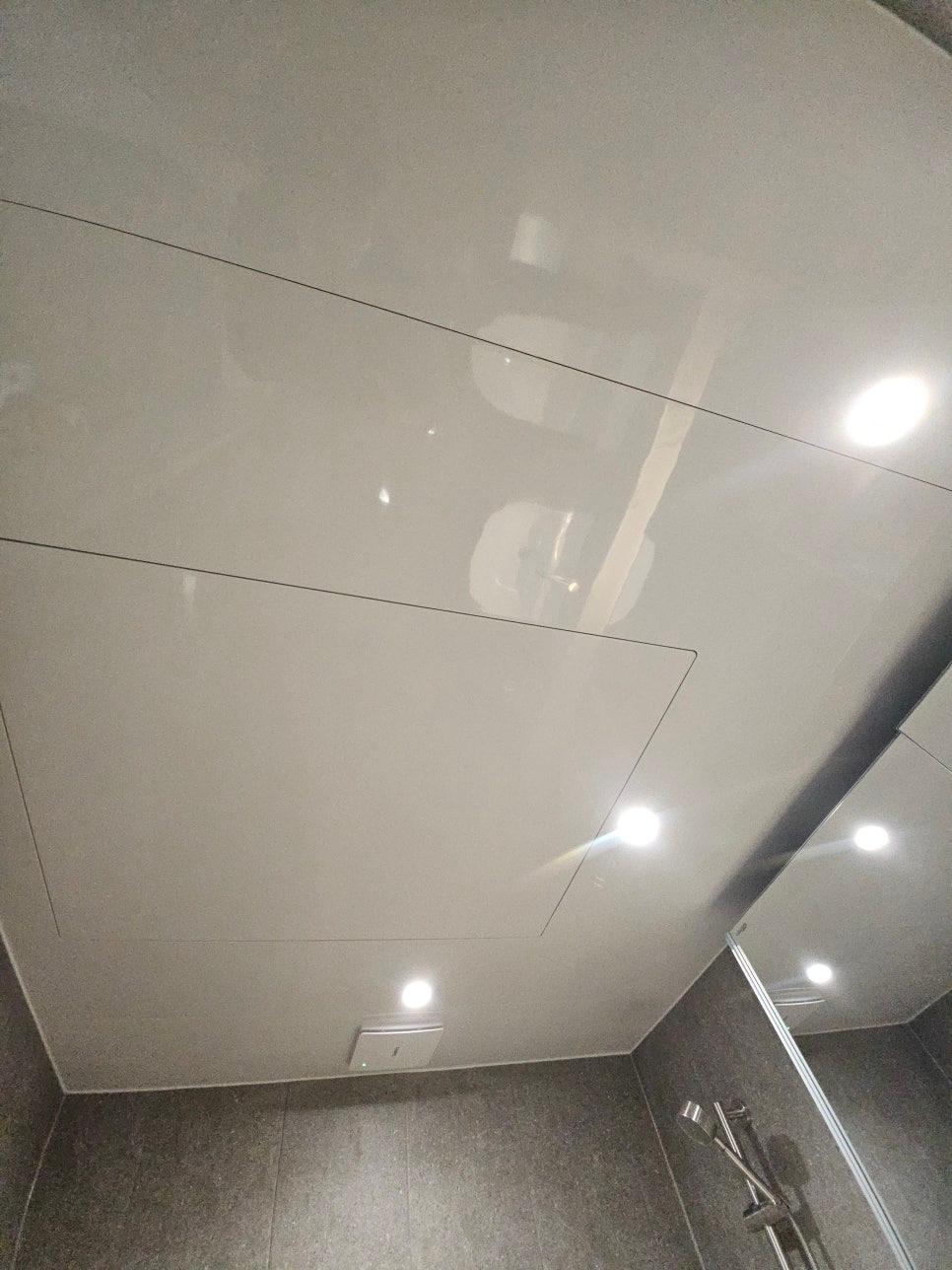 회색 타일 바닥과 흰색 상판 젠다이의 조화