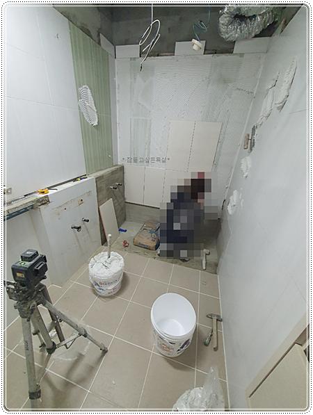 벽면 타일의 줄눈과 부착 상태가 보이는 시공 과정