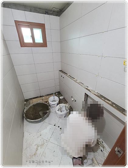 수평을 맞추어 벽 타일을 부착하는 모습