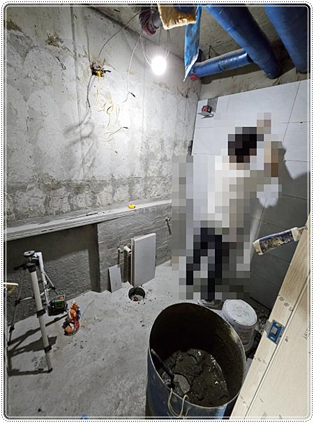 접착제 카트리지와 수공구가 놓인 시공 장면