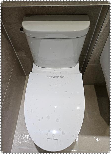 위치에 맞게 안착된 양변기