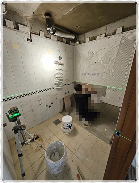 벽면 타일을 차례대로 올려가는 모습