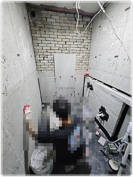 벽면에 고정된 수동 접합 클램프