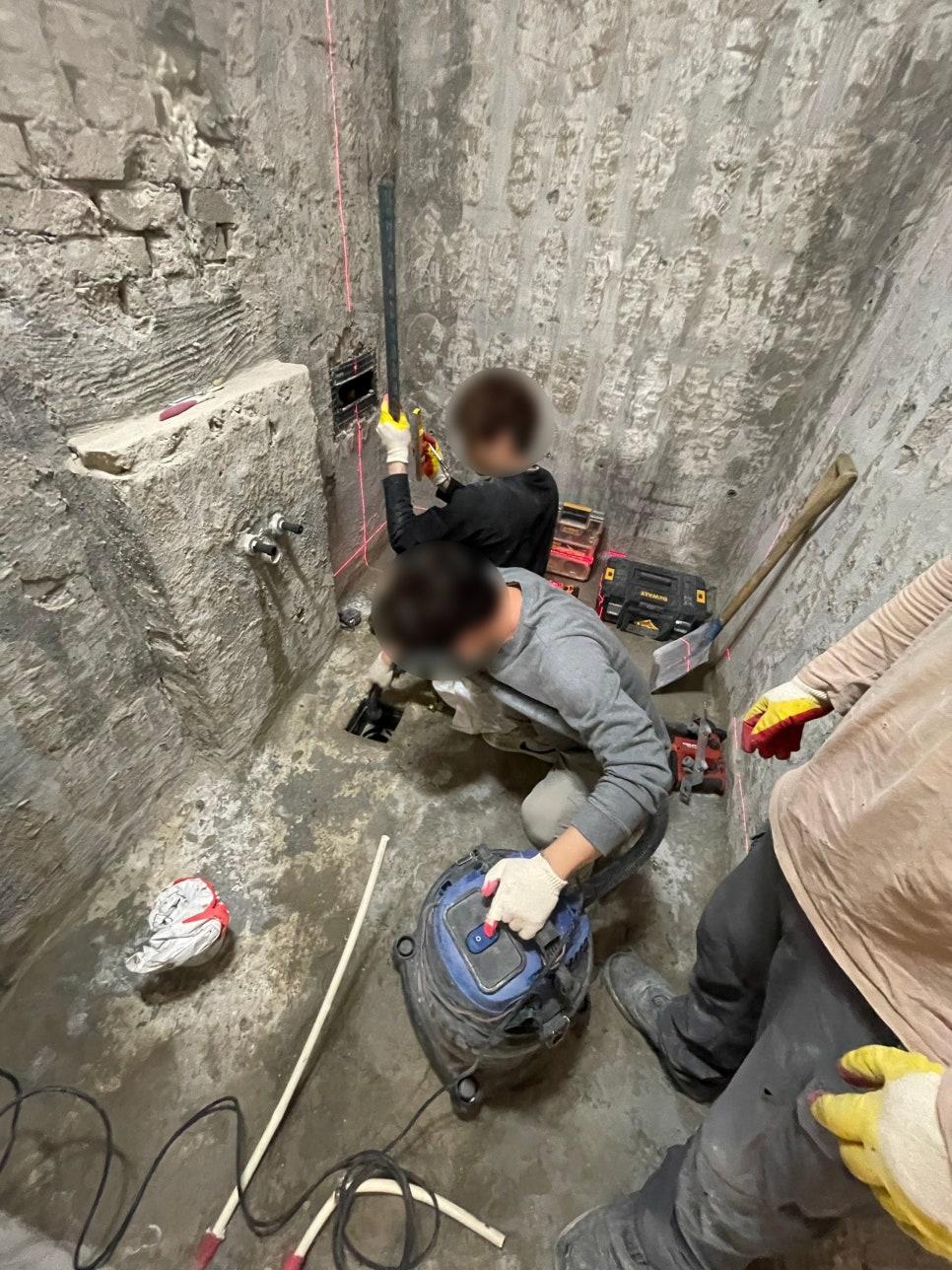 정밀한 시공을 위해 수공구를 사용하는 작업 장면
