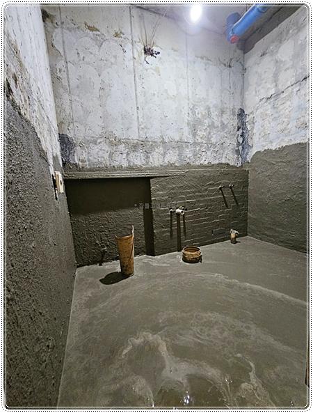 배관과 수도꼭지가 노출된 철거 후 벽면