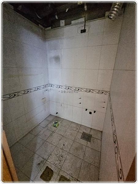 벽 타일 접착을 위해 본딩을 도포한 모습