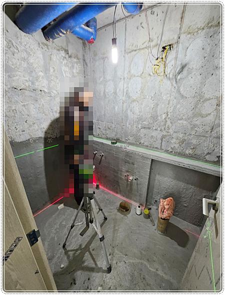 시공에 사용되는 수공구들이 준비된 장면