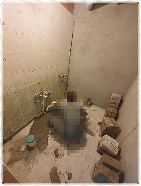 벽 타일의 줄눈과 설비 일부가 보이는 모습