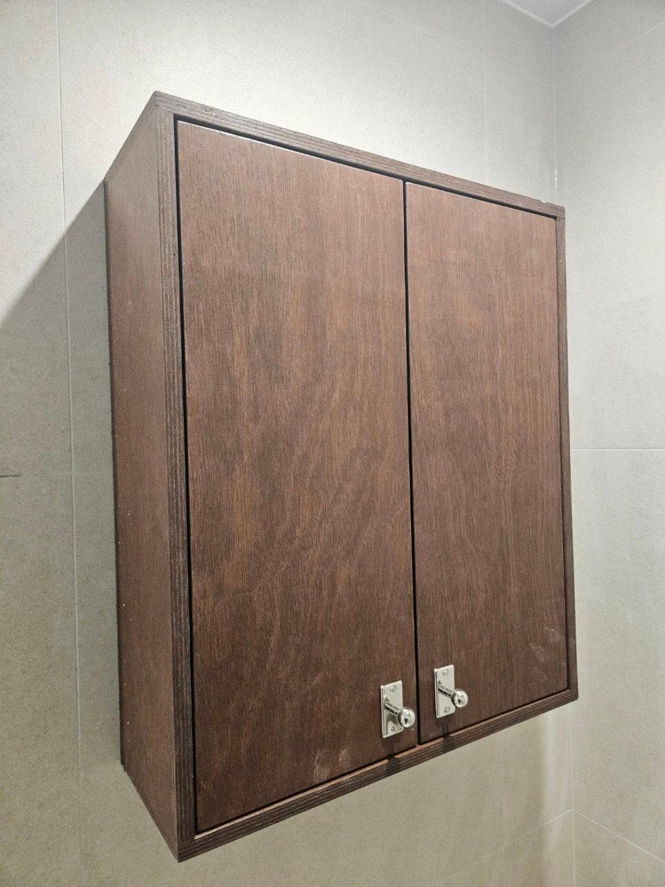 금속 손잡이가 달린 나무 재질의 2문 수납장