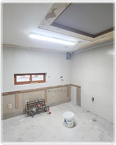 배관과 수전이 노출된 전기 및 설비 작업 모습