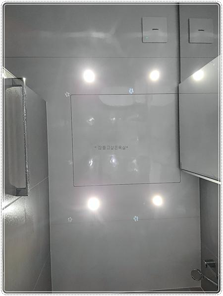 매립등 4개와 스위치가 설치된 천장 돔과 벽면