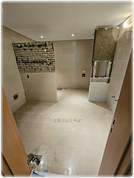 그레이톤 포세린 타일이 시공 중인 벽면