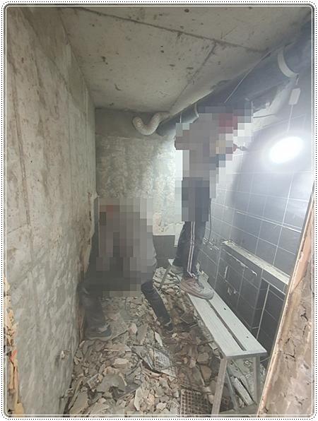 벽면과 바닥 타일을 모두 제거하고 배관이 노출된 철거 현장