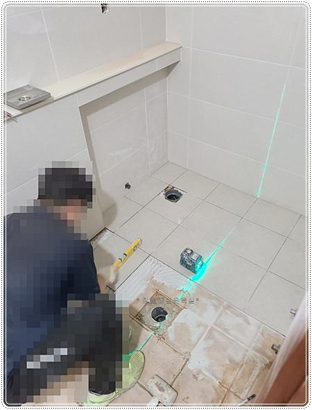 단차 없이 타일을 두드려 맞추는 바닥 작업