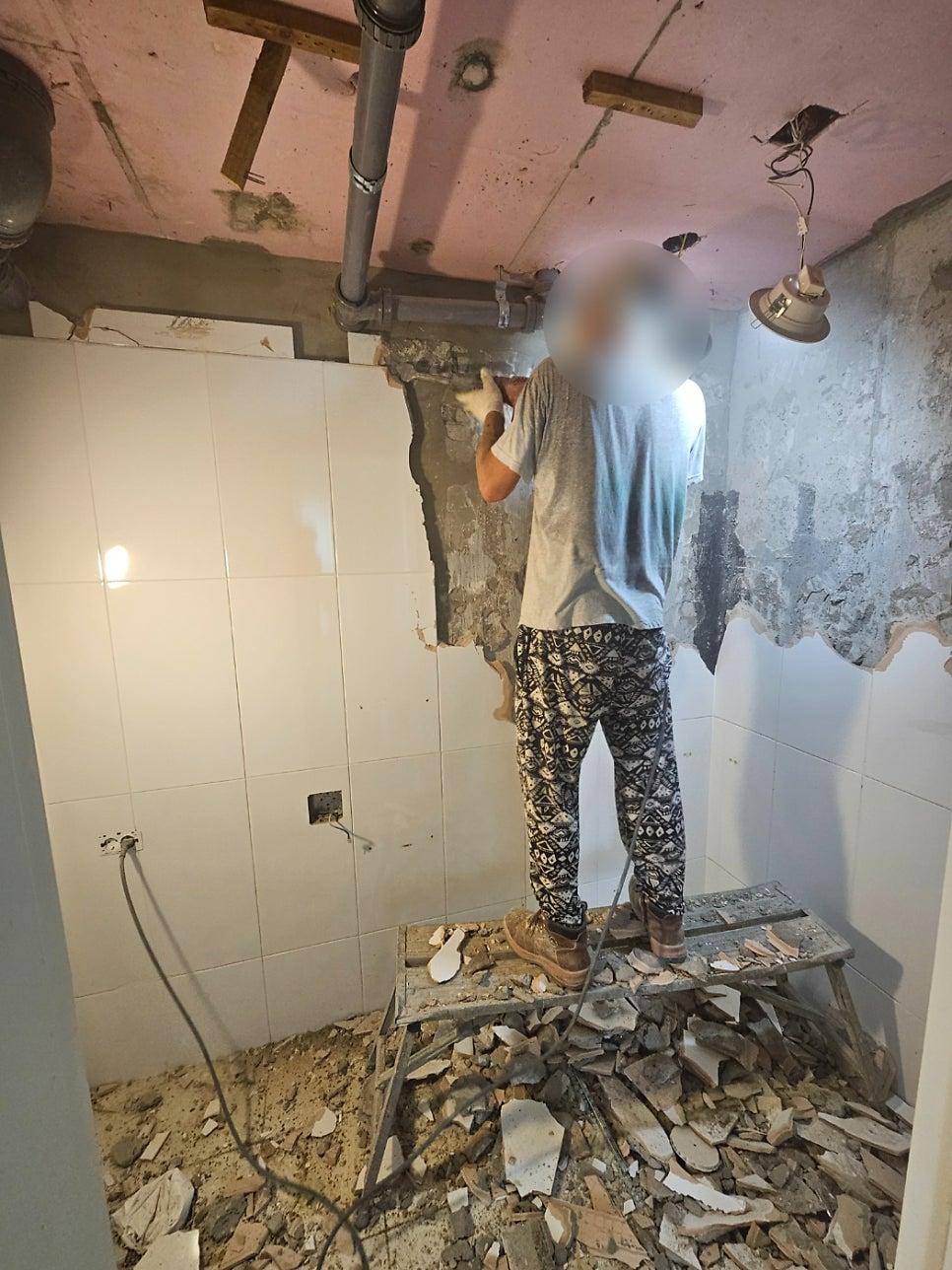 모든 것을 비워내고 시작하는 철거 현장