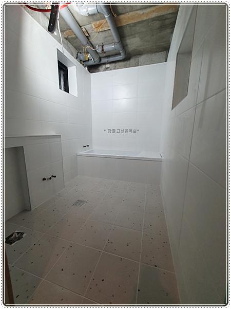 설비 공사가 진행 중인 욕실 내부