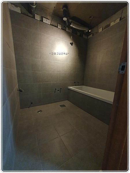 그레이 톤 타일이 부착된 벽면 상태