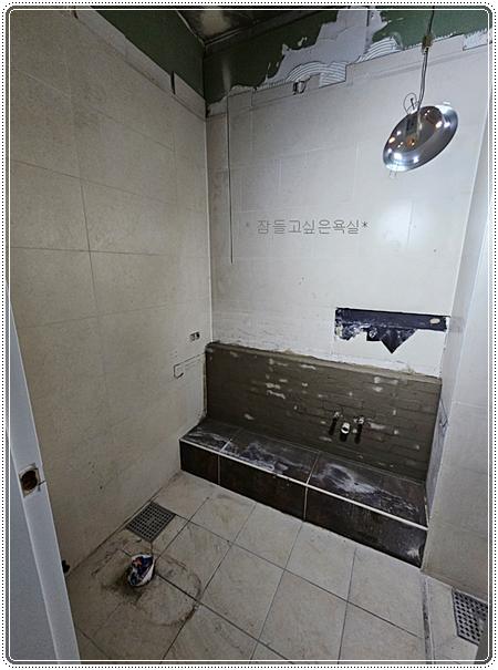 바닥 타일 및 설비 작업 모습