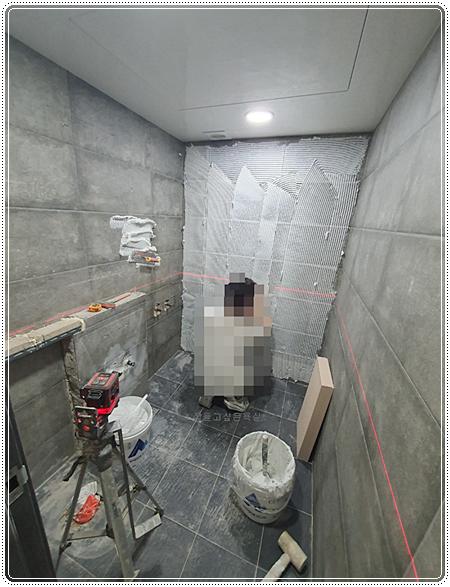줄눈이 보이는 벽 타일 시공 과정