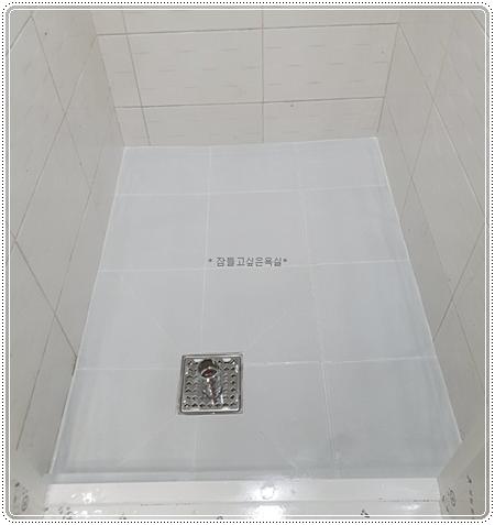 메지 작업이 완료된 욕실 바닥 근접 모습