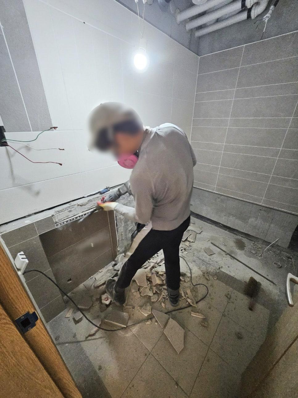 타일 조각이 흩어진 철거 작업 현장