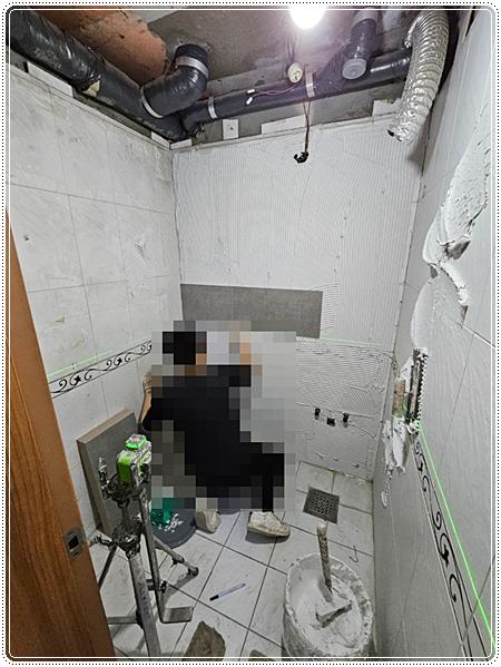 배관이 노출된 상태의 타일 작업 공간