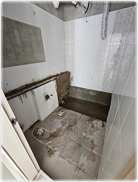 벽 타일을 부착하고 있는 시공 과정
