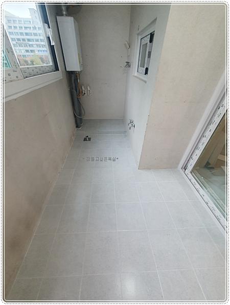 수도꼭지와 전기 소켓이 설치된 베이지색 벽면의 공간