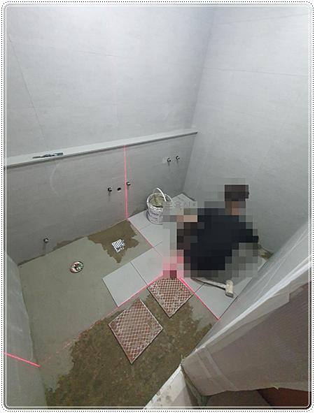 타일이 제거된 욕실 바닥 근접 모습