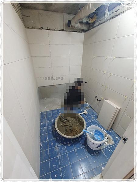 타일 시공 전 수평을 맞추는 과정