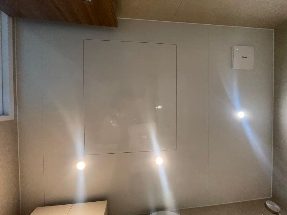 각목 지지대로 600각 타일을 고정 중인 주방 벽면