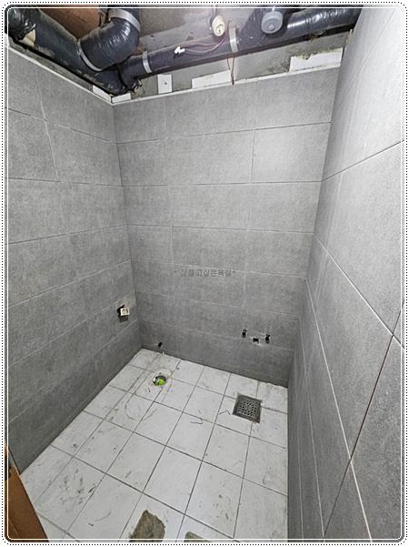 줄눈 라인을 맞추며 진행 중인 벽 타일 시공