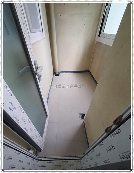바닥 타일 수평 작업이 진행 중인 실내 공간
