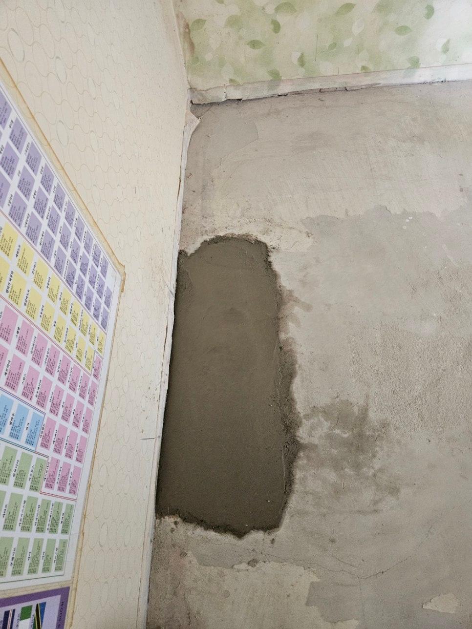 벽과 바닥 일부가 철거된 상태