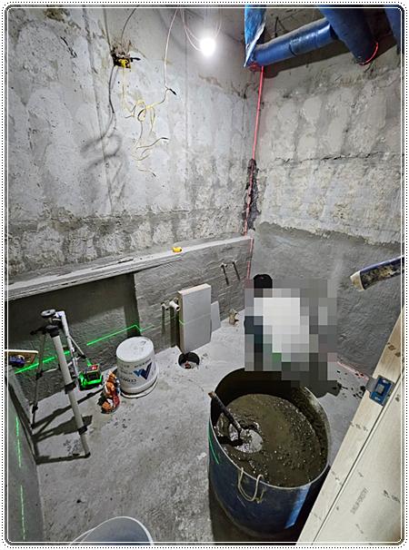 레이저 측정기로 수평을 잡는 공사 현장